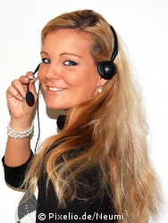 Nicht immer sind Call-Center-Agenten so freundlich wie diese junge Dame. Aufdringlichen "cold calls" wird nun ein Riegel vorgeschoben