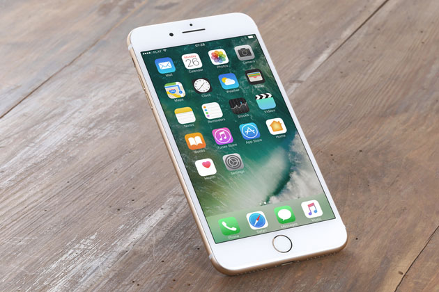 Apple iPhone 7 Plus Smartphone auf Holztisch